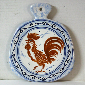 Tagliere sottopentola, gallo romagnolo fondo azzurro, in ceramica dipinto a mano