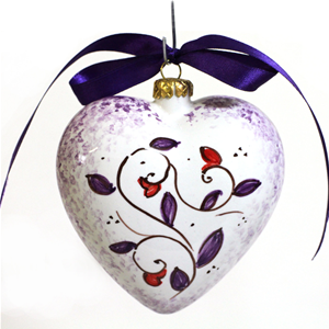 Palla di natale a cuore, ceramica decorata a mano, maiolica decorata con fiore viola