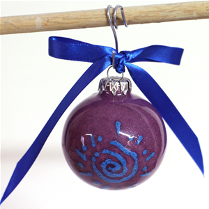 Palla di natale a sfera in ceramica, smalto viola spirale rossa
